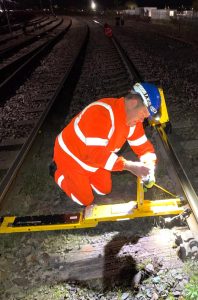 Monteur werkt met ZKL 3000 RC op spoor tijdens onderhoudswerkzaamheden